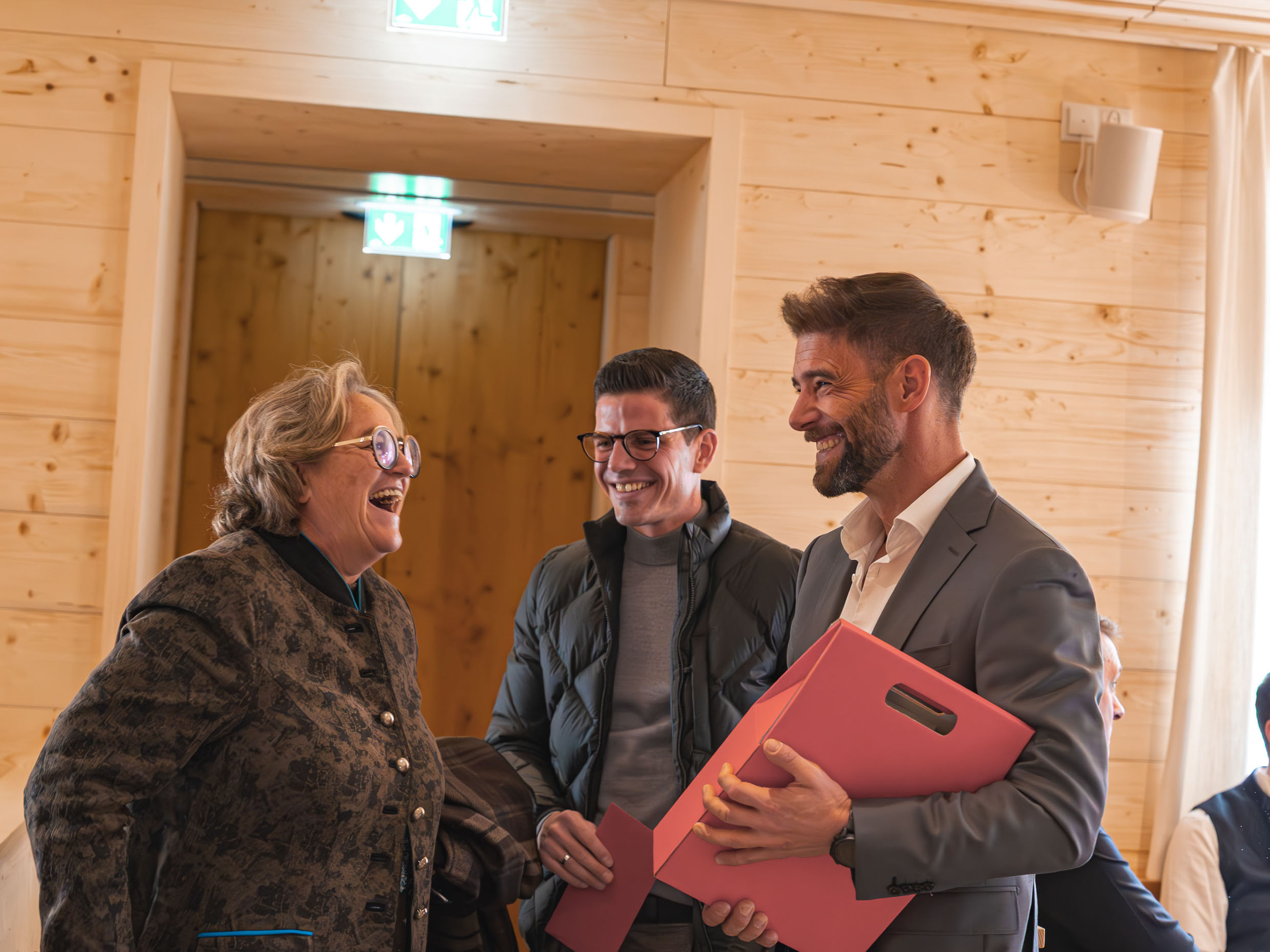 Matthias Lenz mit Gabriele Louis und Fabian Häusler von der Sparkasse Allgäu.