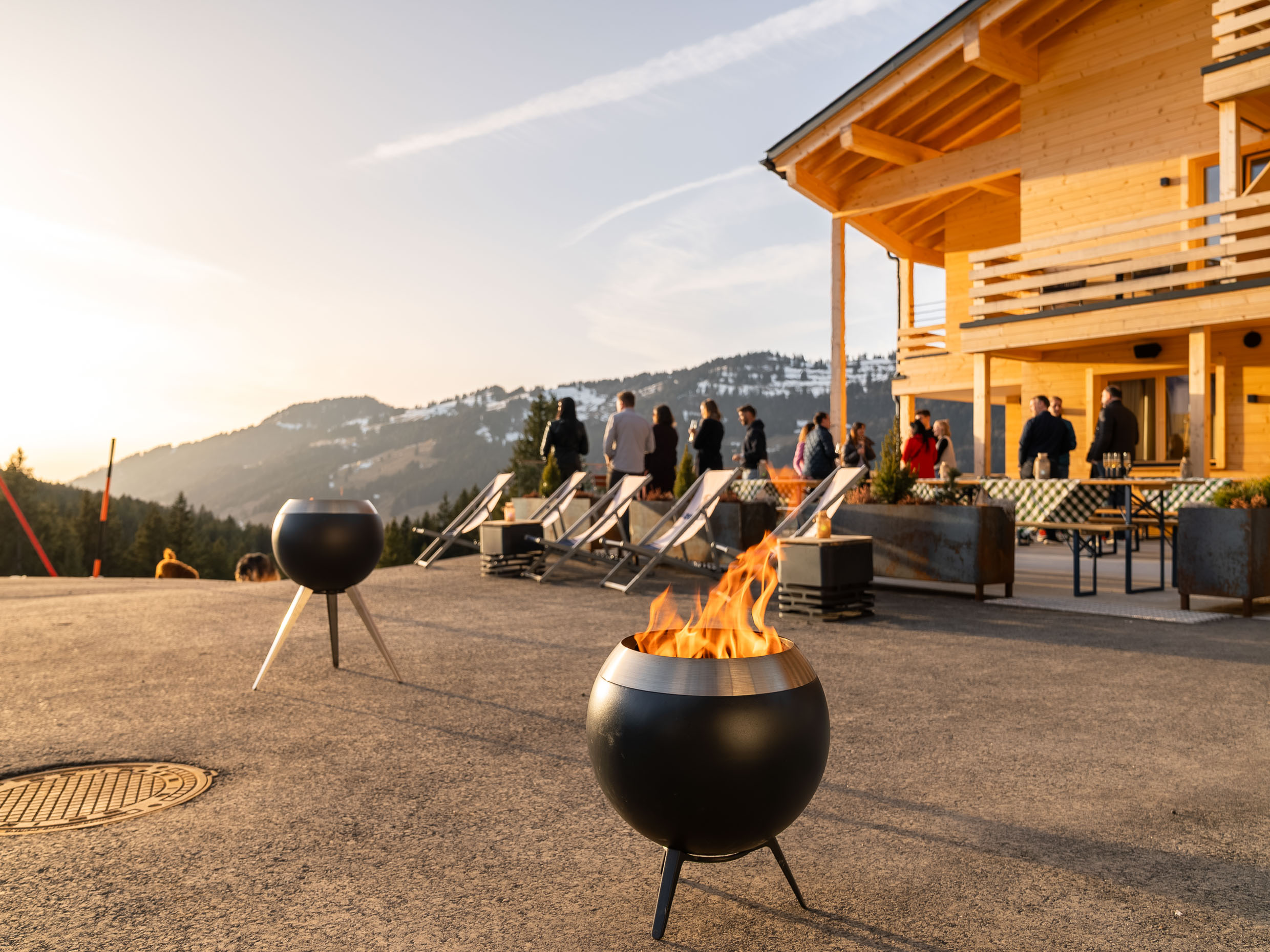 Das Bergpanorama im Blick, die wohlige Wärme unserer Feuertonnen im Rücken: So lässt es sich in den Bergen aushalten.